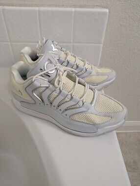 Nike Kevin Durant 18s Basketball Athletic Sneakers in Cream and Light Gray